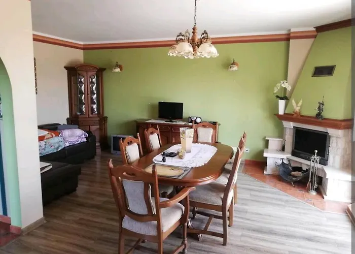 W Domu Z Kominkiem I Ogrodem بيت خشبي *