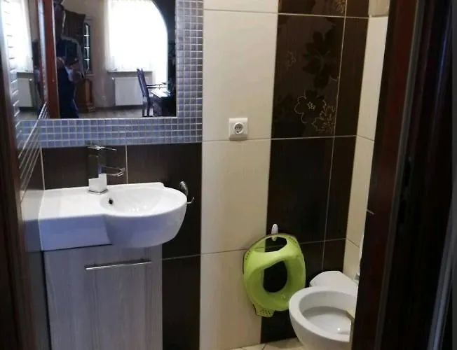 W Domu Z Kominkiem I Ogrodem بيت خشبي ردا