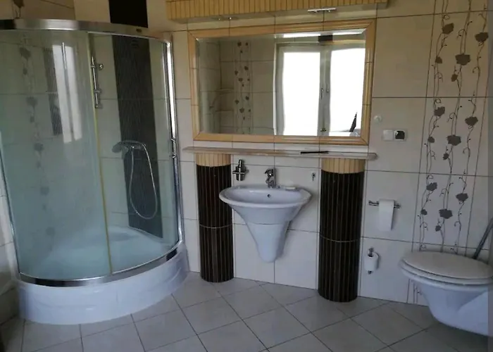 W Domu Z Kominkiem I Ogrodem بيت خشبي