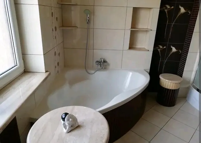 W Domu Z Kominkiem I Ogrodem